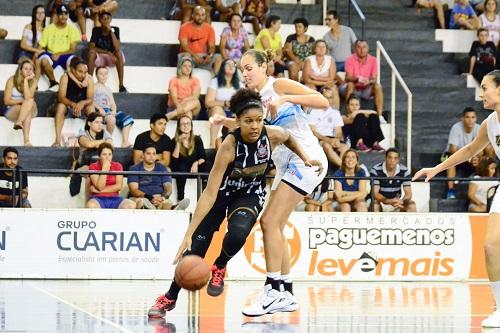 Com um jogo coletivo melhor, as americanenses deslancharam na etapa final e venceram Santo André por 85 a 59 / Foto: Sanderson Barbarini/Foco no Esporte